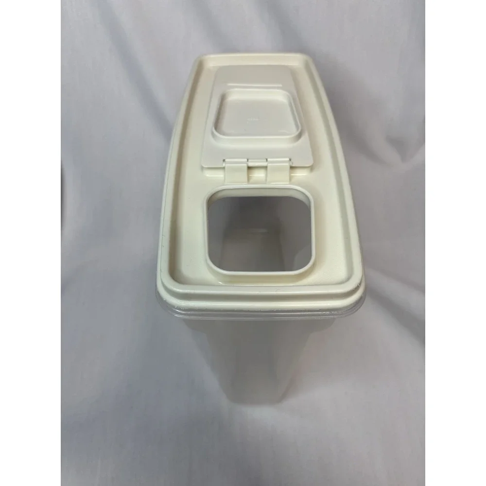 VTGRubbermaid Servin Saver 13 Cups Clear Plastic Cereal Container White Snap Lid
